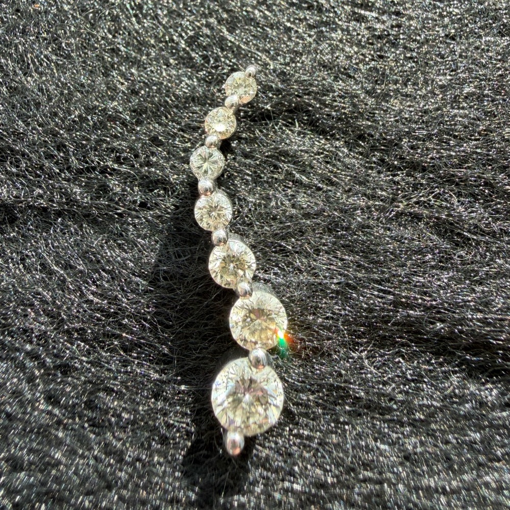 Sparkling Graduated Diamond Drop Pendant Necklace - 14 KT white gold